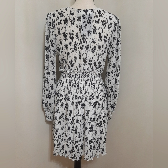 NWT Boratat Deep V-Neck Ruffle Floral Mini Dress - Picture 9 of 9